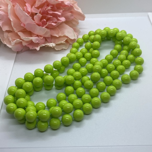 Vintage long strand bright green necklace & clip earrings set - Picture 4 of 8